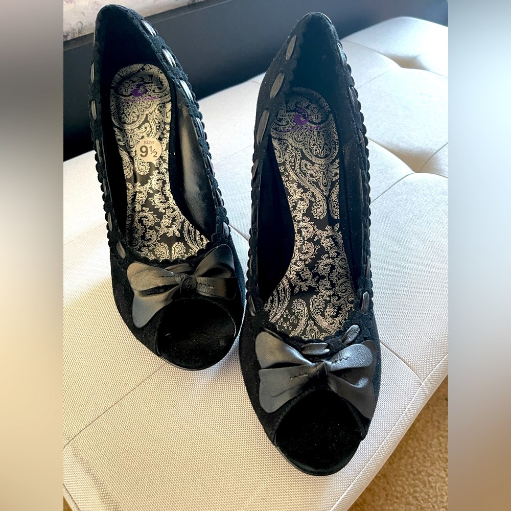 House of Dereon Black Suede Leather Peep Toe Pump 9.5